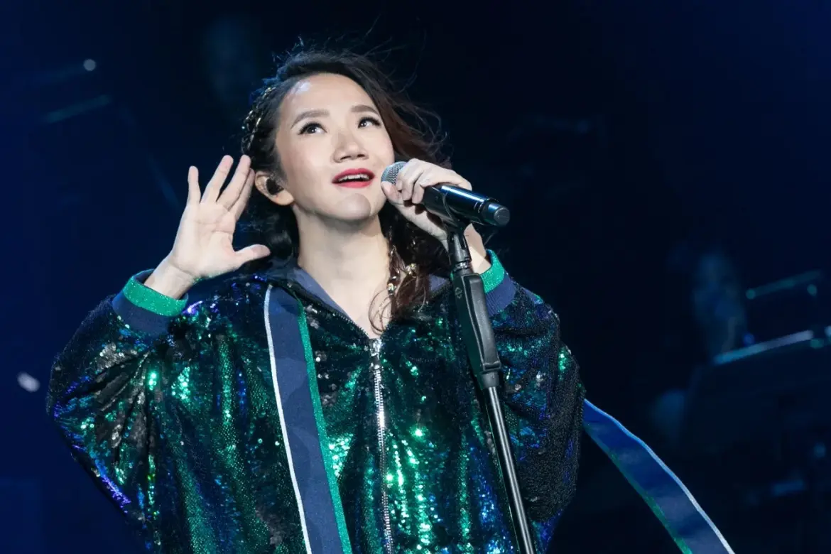 《姐姐妹妹站起来》不只是KTV神曲！陶晶莹和3组粉丝合唱，用四种语言唱出女性的力量